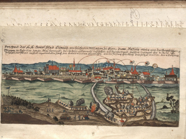 Josef Freund: Prospekt c. k. hlavního města Olomouce, jak je toto viděno od jihu, tato pevnost byla pruskými sbory v roce 1758 10. května obležena, 31. června prvně ostřelována a bombardována, což trvalo do 2. července, kdy jí bylo od nepřítele po vytrvalé píli a práci opět ulehčeno a pevnost byla šťastně 2. července 1758 osvobozena. Kolorovaná mědirytina vložená mezi strany 122 a 123 Deníku obléhání Olomouce, jenž vedl farář u sv. Mořice Josef Jakub Friebeck (1728–1802). Státní okresní archiv v Olomouci, Archiv města Olomouce, fond M 1-1 Knihy, inv. č. 5714. http://vademecum.olomouc.eu/vade/permalink?xid=225EDF9C54A511E49A600025649FE690&scan=71#scan71 